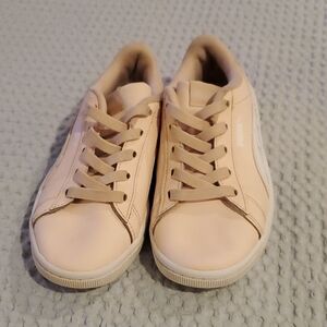 𝅺Girl's Gently Used Light Pink Pumas Size 2C (#3)